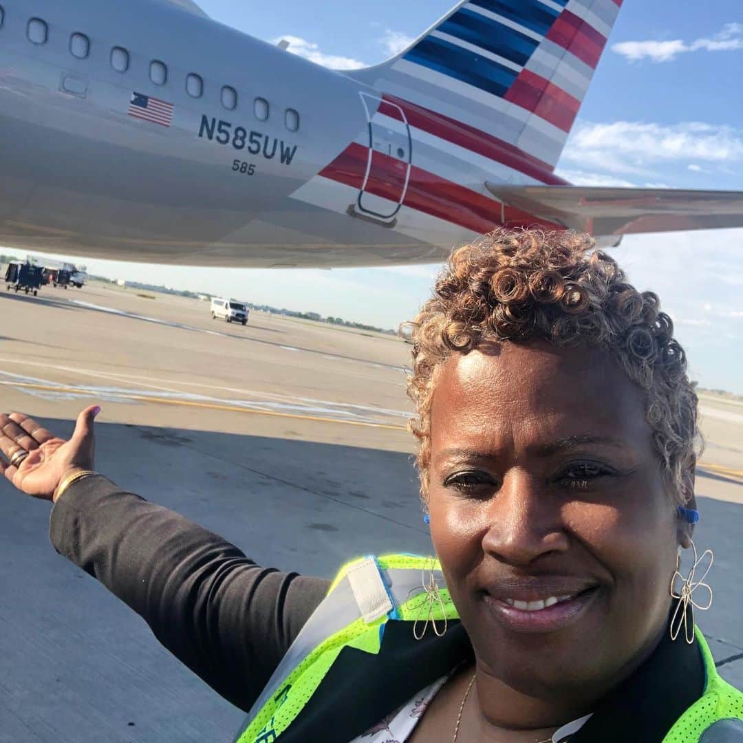 アメリカン航空のインスタグラム：「#AAteam member Angela Johnson is life’s cheerleader. Her mission is to help and encourage others to be the best version of themselves. She does that through her many roles as mother, grandmother, leader at American and pastor at the church she started in Chicago. Read more on our Newsroom.」