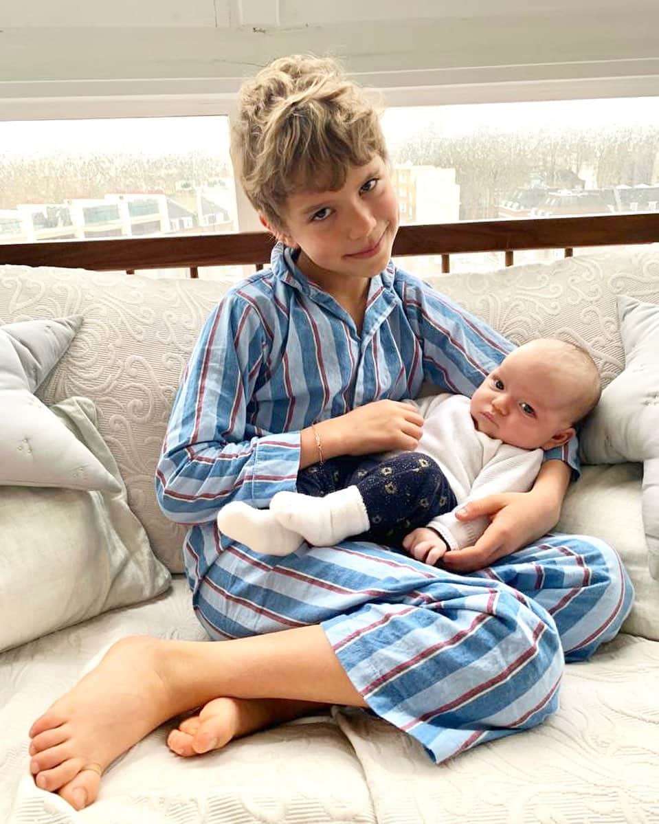 アリゾナ・ミューズのインスタグラム：「Sharing is caring, and @kids_oclock is an amazing way to do just that with pre-loved clothes for kids. Link in bio to shop second hand from both my kids 💙」