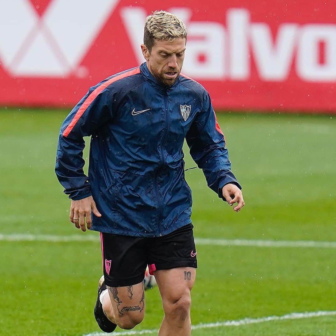 セビージャFCのインスタグラム：「Mañana ▶️ vuelta a los entrenamientos 🔋💪🏻  🔜 #SevillaFCBarça   #vamosmisevilla #WeareSevilla #NuncaTeRindas」
