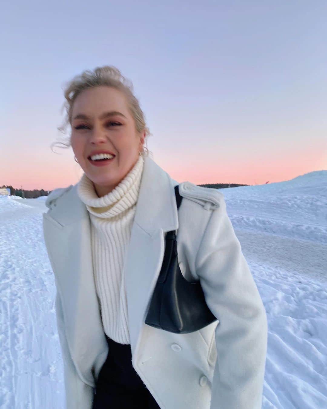 アンジェリカ・ブリックのインスタグラム：「Recently 💘 that candy cotton skyyyyyy」
