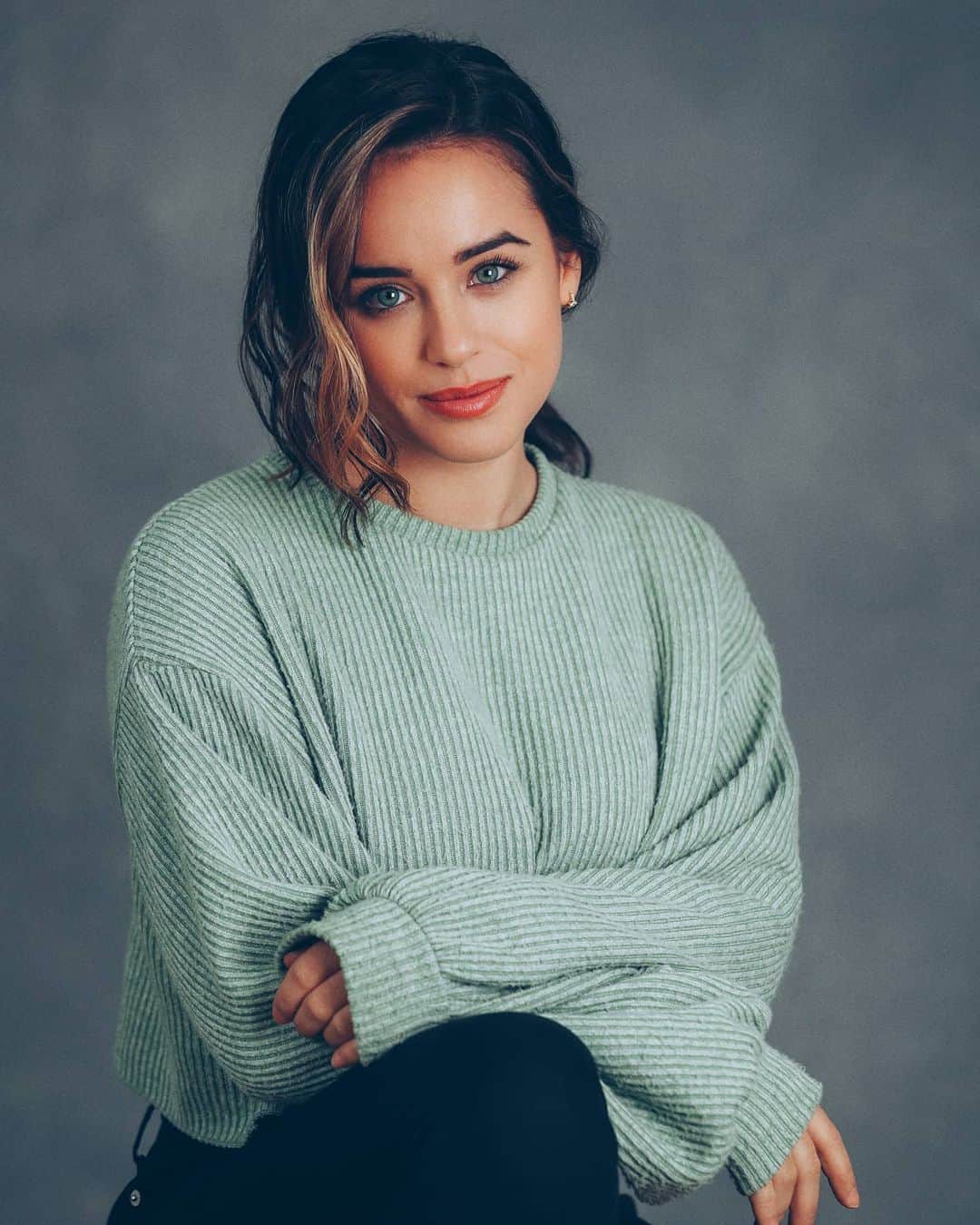 ジョージア・メイ・フットのインスタグラム：「Oh hey! It's me 🖐🏼  📷 - @victoriahaydnportraits」