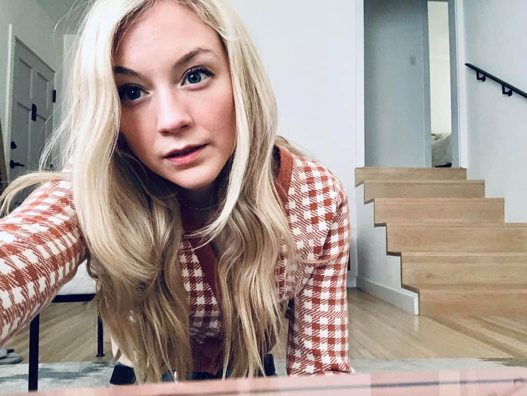 エミリー・キニーさんのインスタグラム写真 - (エミリー・キニーInstagram)「Omaha Hotel is out on Friday. Have you saved it yet? 💫」2月24日 5時59分 - emmykinney