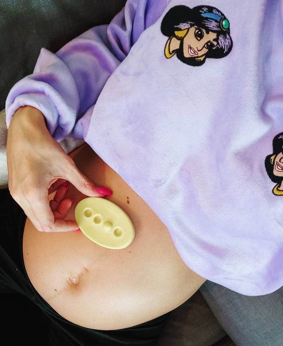 LUSH Cosmeticsさんのインスタグラム写真 - (LUSH CosmeticsInstagram)「"I'm not a regular mom, I'm a cool mom." - Mrs George  Do you too want to be a cool mom? Take five minutes of "me time" and give this baby a whirl. This calming yet uplifting neroli and lavender massage bar is 100% natural and self-preserving.  Treat yourself and shop Therapy Massage Bar now.  📷 @instaa__ju   #massagebar #selfcare #skincare #natural #selfpreserving #handmade」2月24日 6時00分 - lushcosmetics