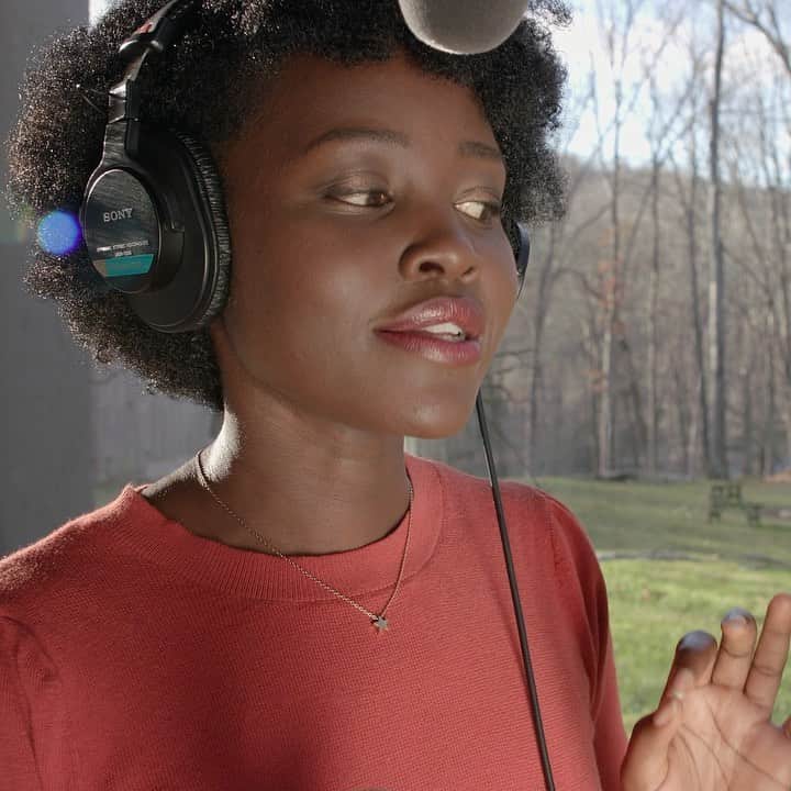 ルピタ・ニョンゴのインスタグラム：「The #Sulwe audiobook is finally here! I thoroughly enjoyed recording the voices and bringing the story to life. There are many little details to hear, so do listen closely and enjoy the magic of Sulwe. 💫 Out now in many countries worldwide – visit SulweByLupita.com (in my bio) for details! @PRHAudio」