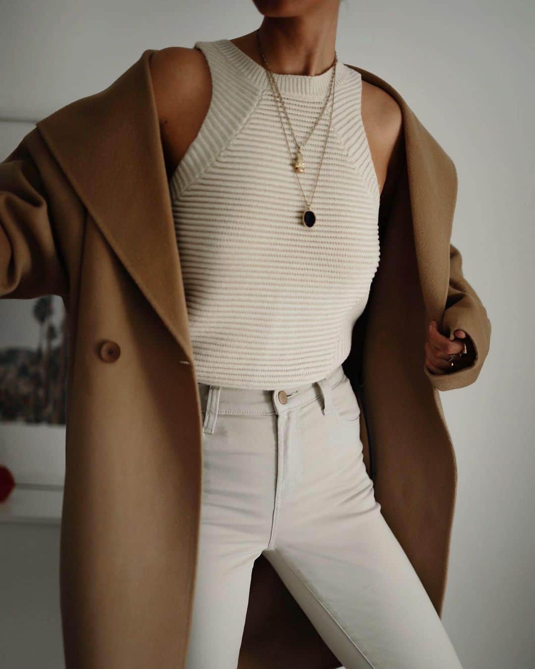 Jブランドのインスタグラム：「@andicsinger making a case for neutrals 🤍」