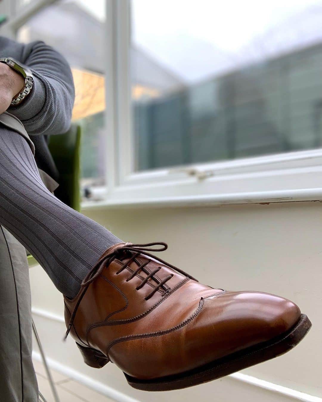 ガジアーノ&ガーリングのインスタグラム：「Gaziano Girling Connaughts with swan neck detail in dark vintage pine calf. . . . . . . . . . Credit: @ggdecoman  #menstyle #classicshoes #elegantshoes #handwelted #handmadeshoes #classicfootwear #stylish #shoemaker #mensfootwear #bespokemakers #fashion #brspokemakers #bespokeshoes #mensfashion #madeinengalnd  #mensshoes #menswear #shoesoftheday #shoestagram #shoestyle #shoes」