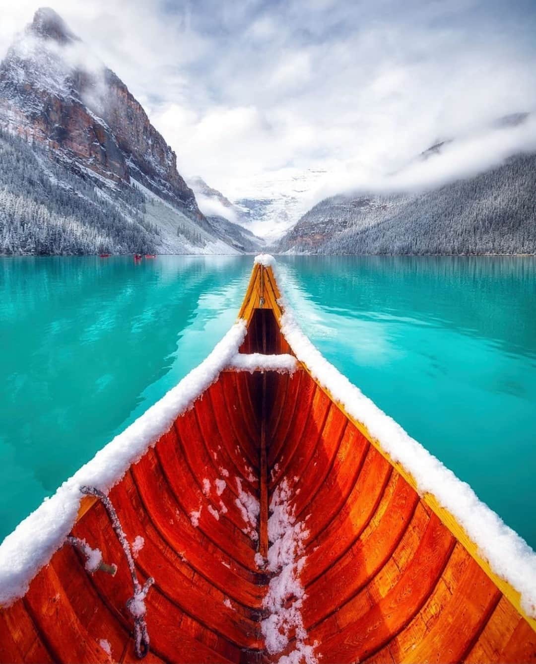 Earth Picsさんのインスタグラム写真 - (Earth PicsInstagram)「Snowy canoeing day at Lake Louise ❄️ Have you ever had the chance to see this beautiful lake? 📷 @argenel」2月24日 6時10分 - earthpix