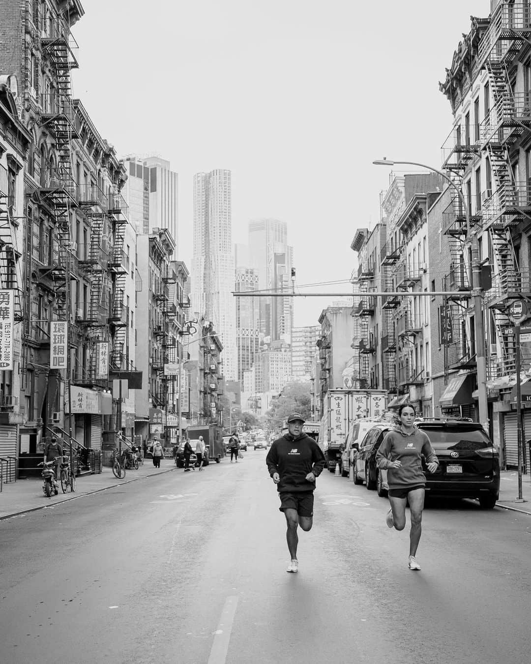 パブリックスクールのインスタグラム：「For only the second time in its 50-year history, the NYC marathon was canceled in 2020. The COVID-19 pandemic brought the race to a halt but not a finish.   For all the runners who pressed on getting their miles in safely throughout this past year we helped to demonstrate that no matter if the race is cancelled, the movement never stops.   And while our first collaboration with @newbalance was inspired by the biggest running event of the year, we quickly learned that even when the music stops, all roads lead back to the streets.   #weneedleaders」