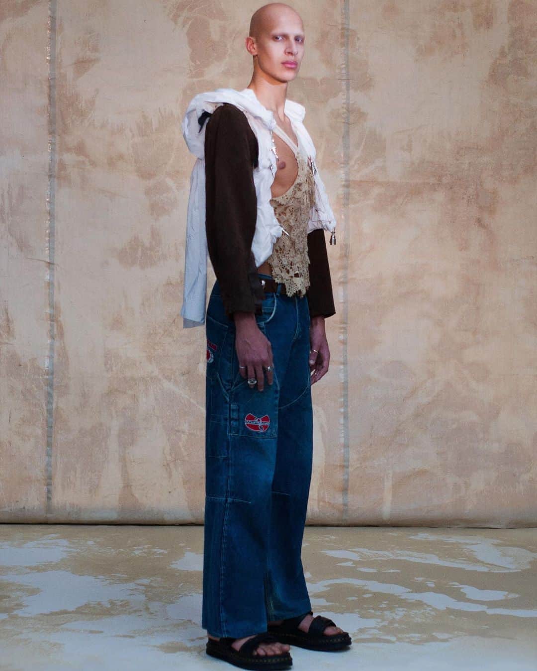 Vogue Italiaさんのインスタグラム写真 - (Vogue ItaliaInstagram)「@_LuluKennedy’s @Fashion_East closed this AW21 London Fashion Week — presenting a new generation of interesting designers to keep an eye on. Swipe left to see the creations by @_mvximilian_, @nensidojaka, @goomheo, @x_hrh_x and @jawaraalleyne. #lfw #alwaysupportalent Follow @SaraMaino_ to see more on #VogueTalents」2月24日 6時12分 - vogueitalia