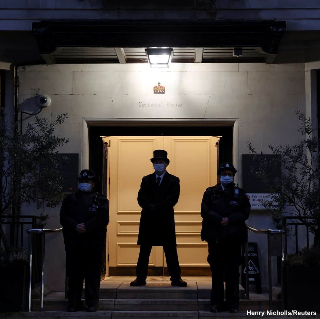 ABC Newsさんのインスタグラム写真 - (ABC NewsInstagram)「Police stand guard outside King Edward VII's Hospital, where Prince Philip is being treated for an infection.⁠ ⁠ Buckingham Palace. did not provide any further details about the infection or what type of treatment Philip is undergoing, saying only, "He is comfortable and responding to treatment but is not expected to leave hospital for several days."⁠ ⁠ Read details at LINK IN BIO. #philip #princephilip #buckinghampalace #queenelizabeth #royals @royalfamily」2月24日 6時24分 - abcnews