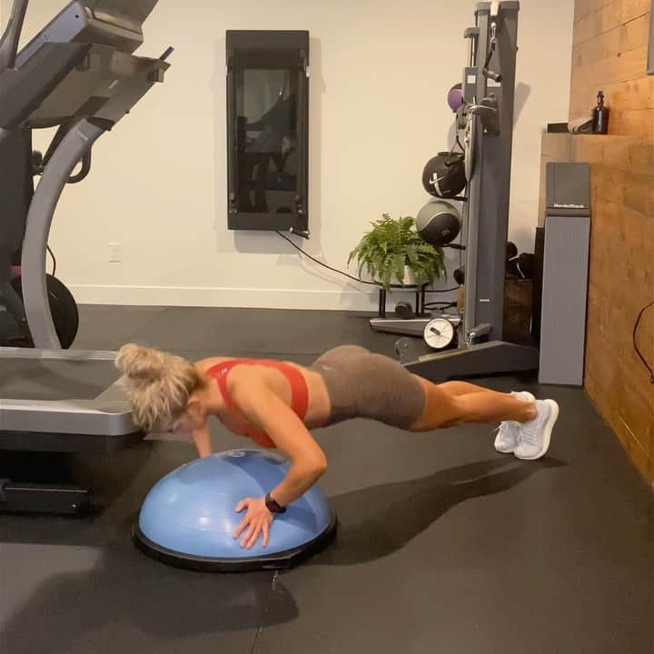 Cara Van Brocklinのインスタグラム：「HIIT circuit coming your way!! This circuit will get your heart rate up and racing! Every exercise is going to be timed for 1 minute and you will take a 15 second rest between each exercise, and 30 seconds between each circuit. Complete this circuit 3 times through. Do your best to not take extra breaks, it will be hard but you can do it! Let me know what you think after you’ve tried it! // song “Coming In Hot” by Lecrae & Andy Mineo」