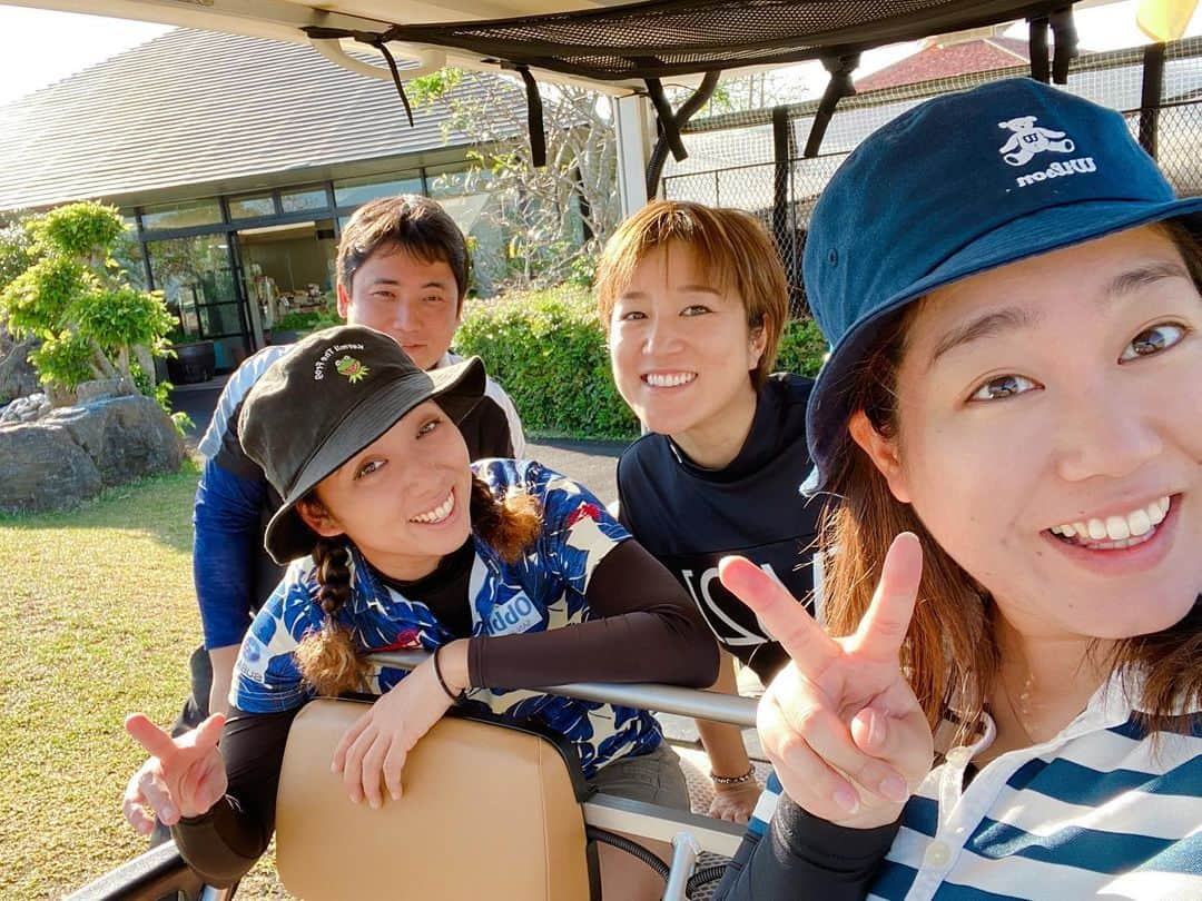 藤本麻子さんのインスタグラム写真 - (藤本麻子Instagram)「. 同級生ゴルフ楽しかったー🏌🏻‍♀️ ７時スタートからの18時ホールアウト⛳️ 30歳、元気じゃ。 . #同い年#ゴルフ #久々に２ラン #足の裏パンパンなった #沖縄#ラウンド#golf#プロ#女子ゴルフ#ゴルファー#プロゴルファー#女子プロ#三愛石油#Obbli#PRGR#マツモトキヨシ#肉のふきあげ雅#瀬尾デンタル#v12golf#タイトリスト#Nike#藤本麻子」2月24日 6時50分 - aako528