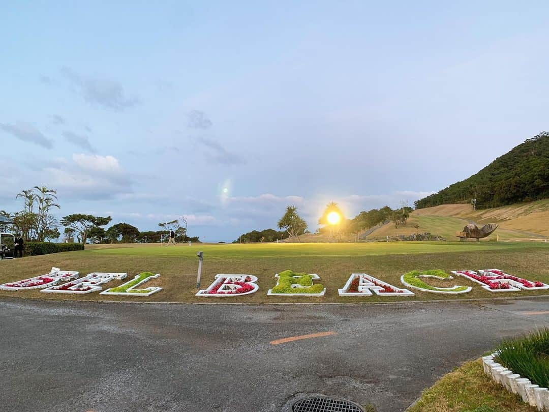 藤本麻子さんのインスタグラム写真 - (藤本麻子Instagram)「. 同級生ゴルフ楽しかったー🏌🏻‍♀️ ７時スタートからの18時ホールアウト⛳️ 30歳、元気じゃ。 . #同い年#ゴルフ #久々に２ラン #足の裏パンパンなった #沖縄#ラウンド#golf#プロ#女子ゴルフ#ゴルファー#プロゴルファー#女子プロ#三愛石油#Obbli#PRGR#マツモトキヨシ#肉のふきあげ雅#瀬尾デンタル#v12golf#タイトリスト#Nike#藤本麻子」2月24日 6時50分 - aako528