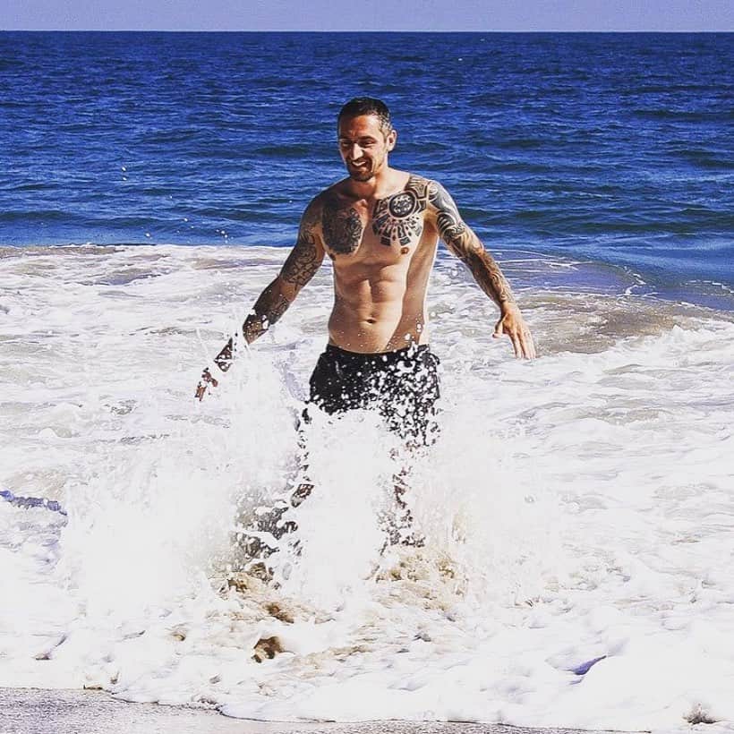 ロベルト・ヒルバートのインスタグラム：「Das Leben ist eine Kombination aus Schicksal und freiem Willen. Regen ist Schicksal, ob man nass wird oder nicht, ist freier Wille! #lifestyle #beach #tbt #goodvibes #positivevibes #nevergiveup #training #fitness #motivation #holiday #kartal #baba #kleeblatt #1903」