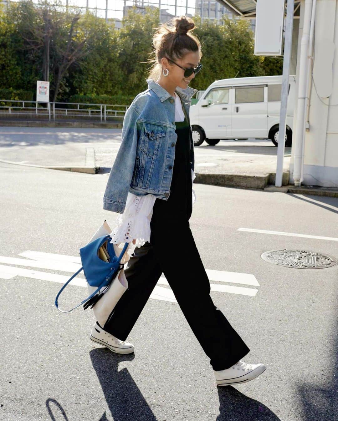 田中彩子さんのインスタグラム写真 - (田中彩子Instagram)「. #outfit . jk...#redone  salopette...#gypsohila  blouse...#chloe shose...#converse  bag...#ayakobag . . コーディネートの引き締め役になってくれてる"Salopette"🌿 スーツ生地なので素材に表情があり、可愛いらしいサロペットの形をいい塩梅で引き算してくれるので 大人な雰囲気を醸し出してくれます😌 (生地感はほんとに大切) . 写真のようなぶりぶりブラウスや カジュアルなTシャツを合わせれば 簡単に大人カジュアルに✔︎✨ 綺麗目な薄手ニットを合わせれば ぐっと大人な装いに✨ . 合わせるアイテム次第でどんな雰囲気にもマッチします◎ . 現在販売中です❤️✨ にしても髪色いい感じやわあ🥺 根元の色染めにいかなきゃ✨」2月24日 7時00分 - ayako_tanaka_