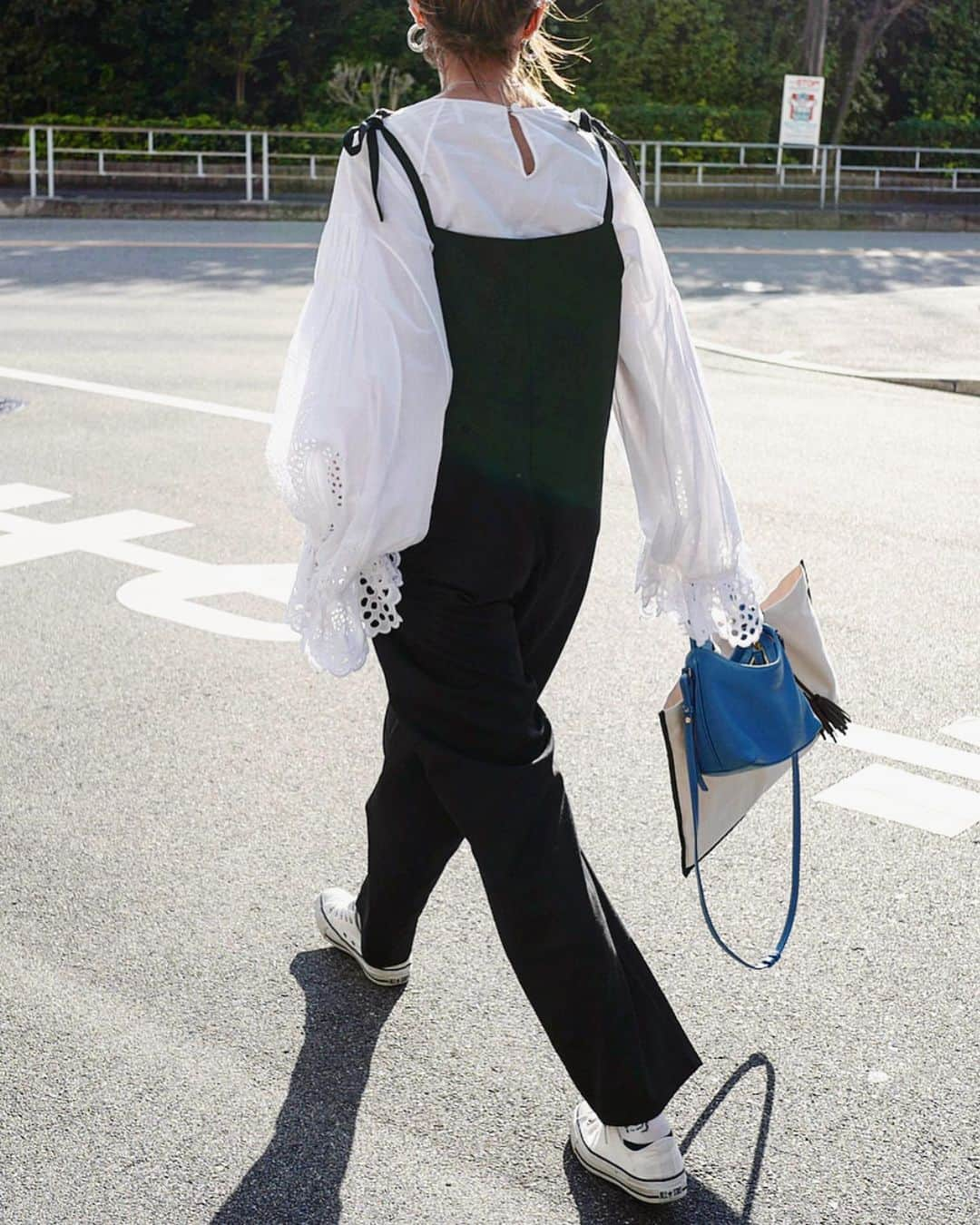 田中彩子さんのインスタグラム写真 - (田中彩子Instagram)「. #outfit . jk...#redone  salopette...#gypsohila  blouse...#chloe shose...#converse  bag...#ayakobag . . コーディネートの引き締め役になってくれてる"Salopette"🌿 スーツ生地なので素材に表情があり、可愛いらしいサロペットの形をいい塩梅で引き算してくれるので 大人な雰囲気を醸し出してくれます😌 (生地感はほんとに大切) . 写真のようなぶりぶりブラウスや カジュアルなTシャツを合わせれば 簡単に大人カジュアルに✔︎✨ 綺麗目な薄手ニットを合わせれば ぐっと大人な装いに✨ . 合わせるアイテム次第でどんな雰囲気にもマッチします◎ . 現在販売中です❤️✨ にしても髪色いい感じやわあ🥺 根元の色染めにいかなきゃ✨」2月24日 7時00分 - ayako_tanaka_