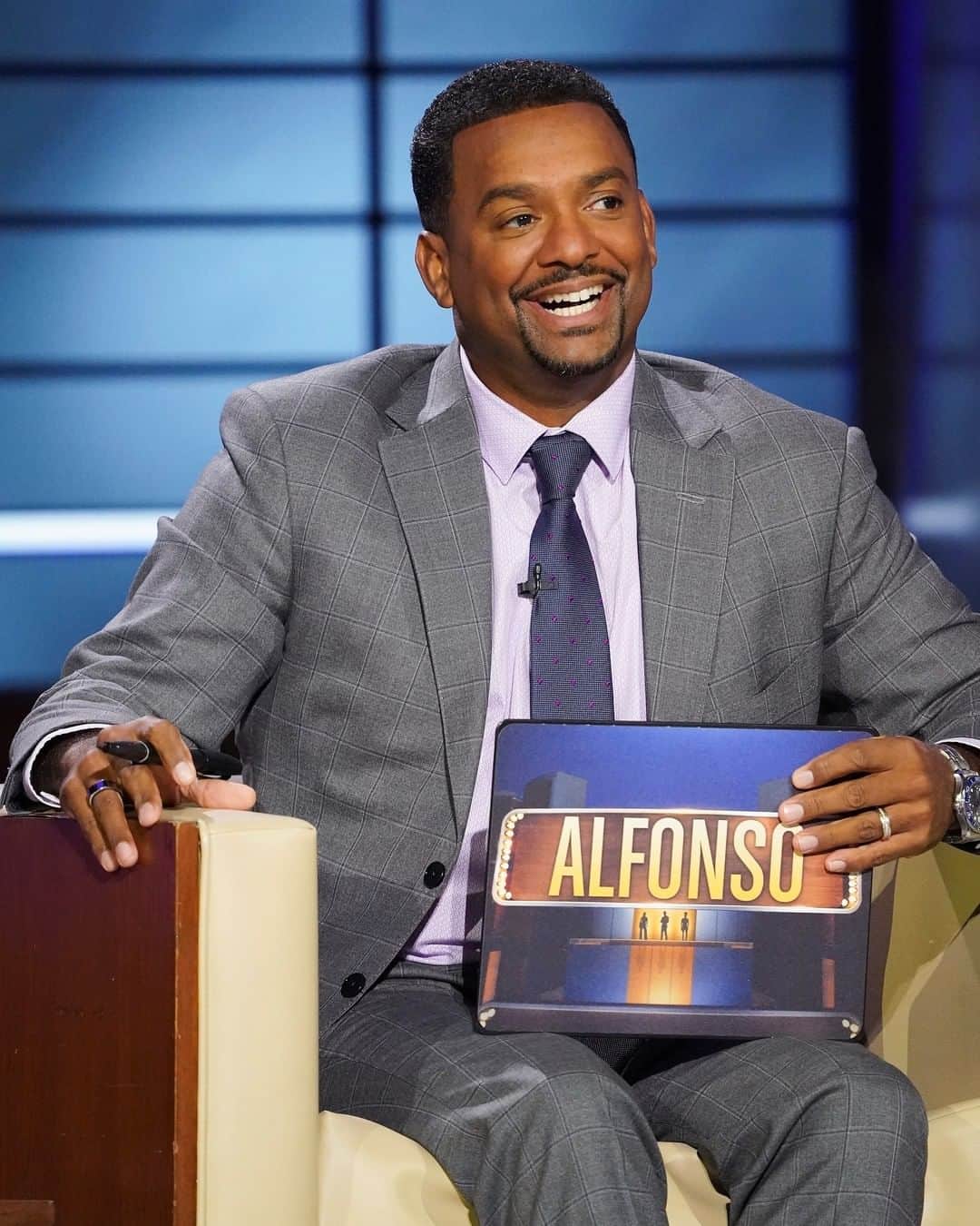 アメリカン・ブロードキャスティング・カンパニーのインスタグラム：「It's your lucky week 🙌 You're getting more chances to see @therealalfonsoribeiro on your 📺! TONIGHT, he joins the celebrity panel on an all-new @totellthetruthtv and THURSDAY, he takes a spin on #CelebrityWheelOfFortune 🤩」
