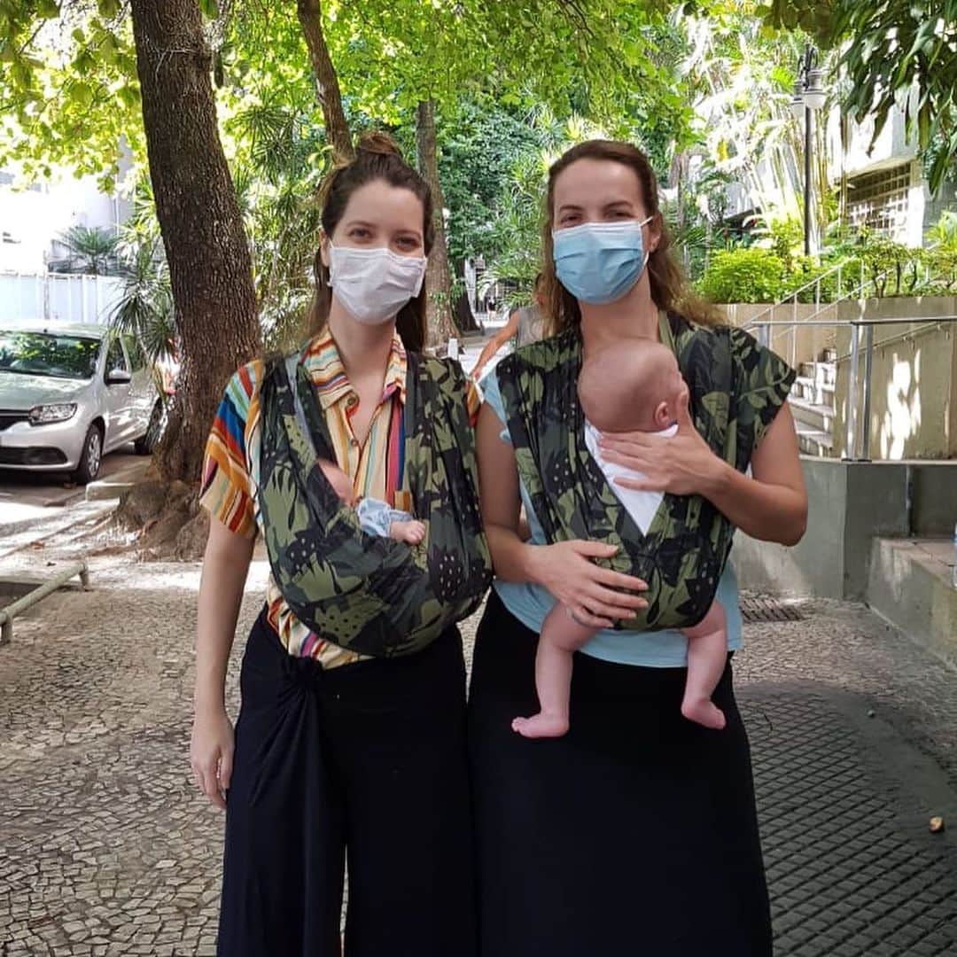 ナタリア・ディルのインスタグラム：「Muito emocionante viver esse puerpério ao mesmo tempo que a minha irmã. Muito bom poder dividir as dores e as delícias da maternidade. Esse simples passeio significou pra mim a liberdade, andar na rua ficou tão raro, que parece uma viagem de férias.  A segunda foto é meramente ilustrativa, só pra mostrar como estávamos integradas e curtindo a caminhada. Como é bom poder caminhas do seu lado minha irmã. Em todos os sentidos.  T amo ahhh e obrigada; cunhada por deixar a gente com o look combinando, cunhado por ser nosso paparazzi e Guilherme e Eva por fazerem a figuração.」