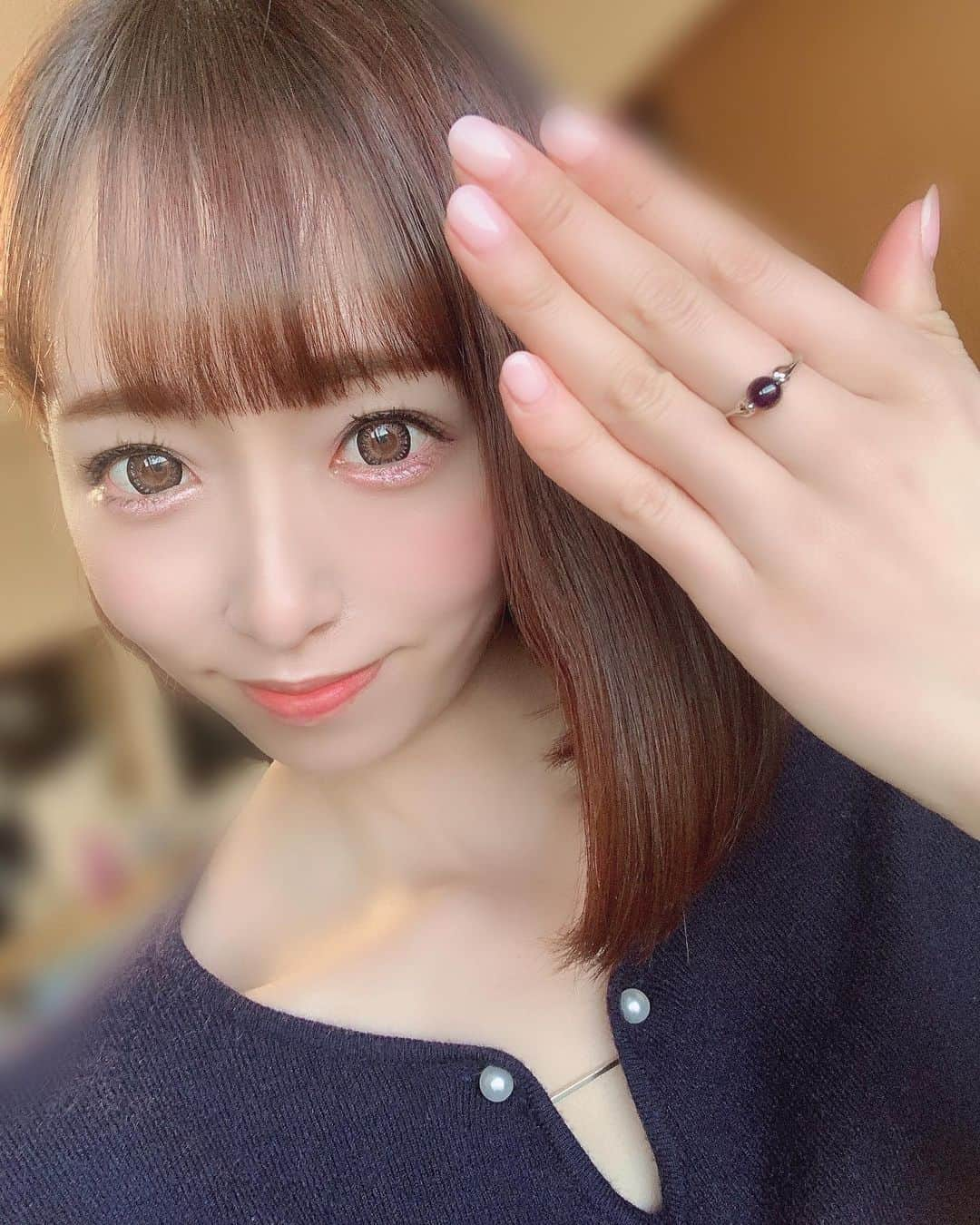 華月咲（さーちゃん）さんのインスタグラム写真 - (華月咲（さーちゃん）Instagram)「0224 おはさーちゃん\( ･ᴗ･ ) 見てこれ！めっちゃ可愛いでしょ〜！ 大好きな紫色・アメジストの指輪💍💜 ＊ アメジストは感情を沈めて心に平和を与え 精神の安定をはなる効果があるんだって😇 コロナで不安やストレスが絶えない今 穏やかな気持ちになれるのは嬉しい〜💜 デザインもシンプルだから合わせやすくて 長いお付き合いになりそう(๑´ڡ`๑)✌️えへ ＊ さて、今日もいちにち楽しく過ごそう〜💜 ・ ・ #fashion #ootd #makeup #kawaii #instafashion #outfit #me #follow #followme #instagood #アメジスト #天然石 #指輪 #華月咲 #さーちゃん #美容女子 #自撮り女子 #撮影モデル #フォロワー募集中 #ファッション #インフルエンサー #お洒落さんと繋がりたい #写真好きな人と繋がりたい」2月24日 7時02分 - sachan_0109