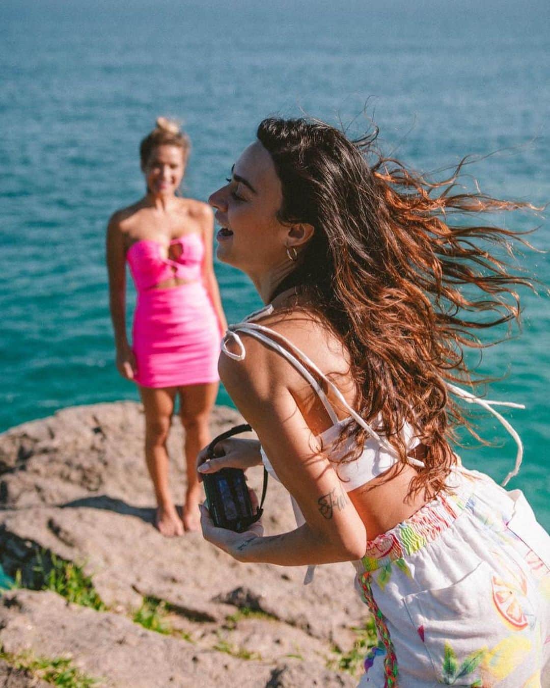 Thaila Ayalaのインスタグラム：「Eu tô bem atrevida mesmo e tô amando isso.  Empreendedora, Editora, estilista, produtora, escritora e hoje atacando de fotógrafa!!!  Me segurem 😁 ou melhor, não me segurem não!!!!  @amar.ca.2020  📸 @xfagner」