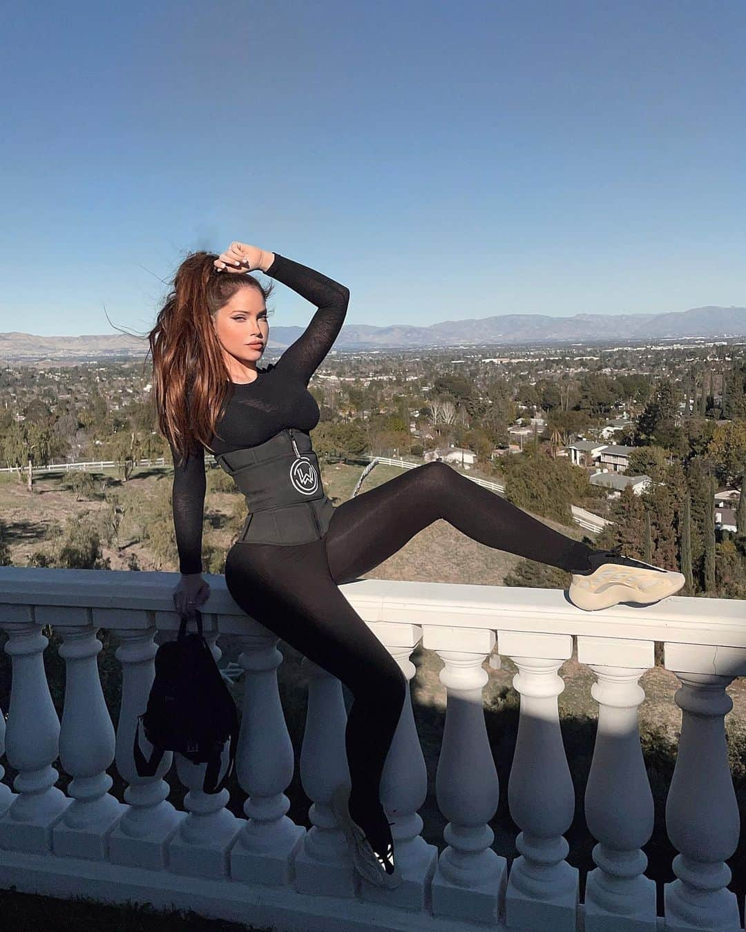 Olivia Piersonさんのインスタグラム写真 - (Olivia PiersonInstagram)「Getting my workout on with @whatwaistofficial ⏳ ☀️」2月24日 7時16分 - oliviapierson