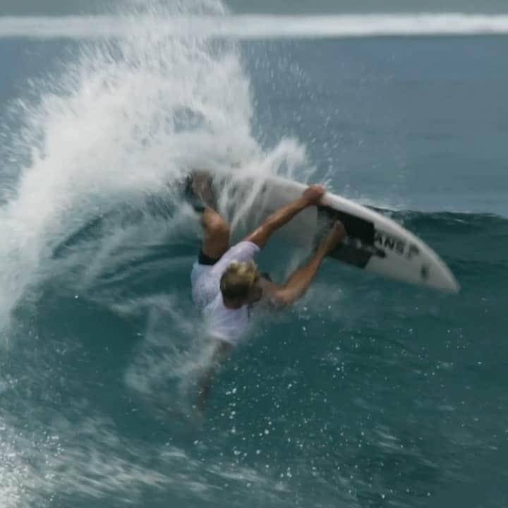 Surf Magazineのインスタグラム：「Send 17 surfers on a 2 week boat trip and you’re bound to have some leftovers. Lucky for you, @clubmedsucks brought the Tupperware.  A 30 minute freesurf edit from Stab High now playing on Stab Premium. @vanssurf @monsterenergy」