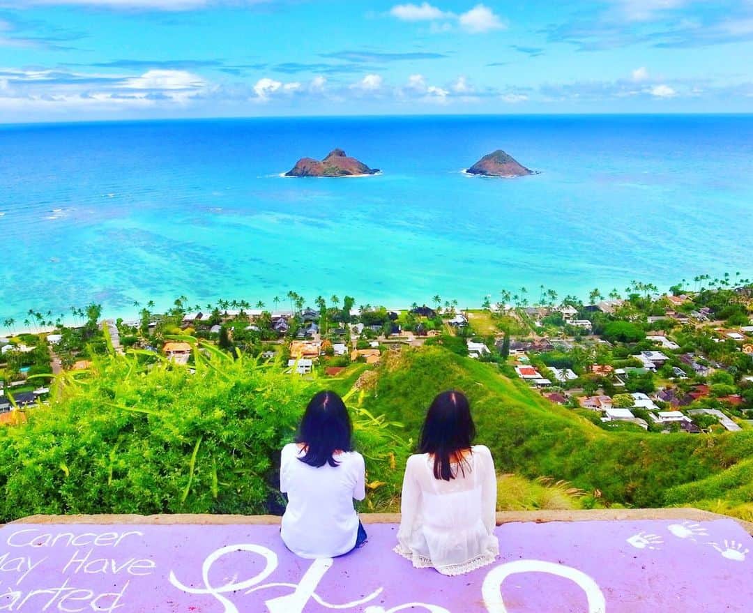 kawaiihawaiitourのインスタグラム：「ハワイの天国の海、ラニカイビーチにある絶対が見えるピルボックスもとても人気です！早く日本の皆さんにもハワイへ来てもらいたいです！カワイイ・ハワイ・ツアーでは、お客様が行きたいところを自由に選んでもらって好きなようにツアーが回れます‼️ --------------------------------------------------------- ❤️Kawaii Hawai'i Tour / カワイイ・ハワイ・ツアー ❤️✨🌈プラン🌈✨ (ハワイ州政府公認会社 PUC 497-C) ✔︎日本人経営 日本人ガイド付きツアーなので安心️🏝✨😎👍🏽 ✔︎あなただけのオリジナルツアーが作れます ✔︎初ハワイ満喫コース、オススメスケジュールご用意しています‼︎ ✔︎ガイドブック派？それともローカル体験派？ ✔︎なんでもご相談下さい 💁🏽‍♂️💁🏽☀️🏝✨😎👍🏽 ✔︎お写真もたくさんお撮りします🤳 ------------------------------------------------------ お客様の笑顔が私達の笑顔をモットーにツアーをさせてもらっています🚙🚖🚘 --------------------------------------------------------  #ハワイ #hawaii #ハワイ挙式 #アウラニディズニー #コロナ　#ファインダー越しの私の世界 #カカアコ #ハワイ好き #ラニカイビーチ #天国の海 #ハワイ行きたい #ハワイツアー #オアフ島　#ホノルル #ハワイチャーターツアー  #ハワイ旅行  #卒業旅行 #ハレイワ 　#フォトジェニック #ハワイ好きな人と繋がりたい #ハワイコロナ　#インスタ映え　  #ハワイ観光 #カイルア  #モアナルアガーデン　#ハワイ留学　  #オアフ島 #ピルボックス #この木なんの木 　#ハワイ女子旅 #pillbox　#ハワイ旅行 #卒業旅行」