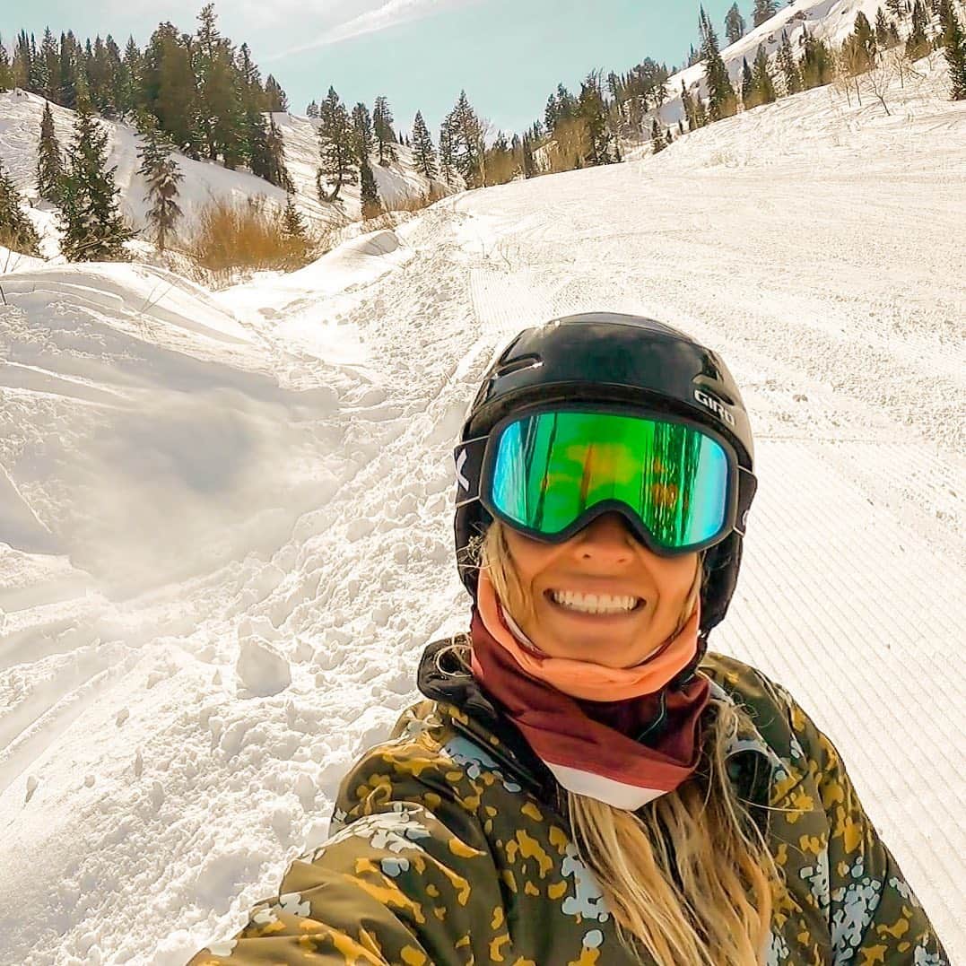 ブリアナ・コープのインスタグラム：「One happy camper ❄️☃️🙂 clips of me trying to rip coming soon😄😂😂」