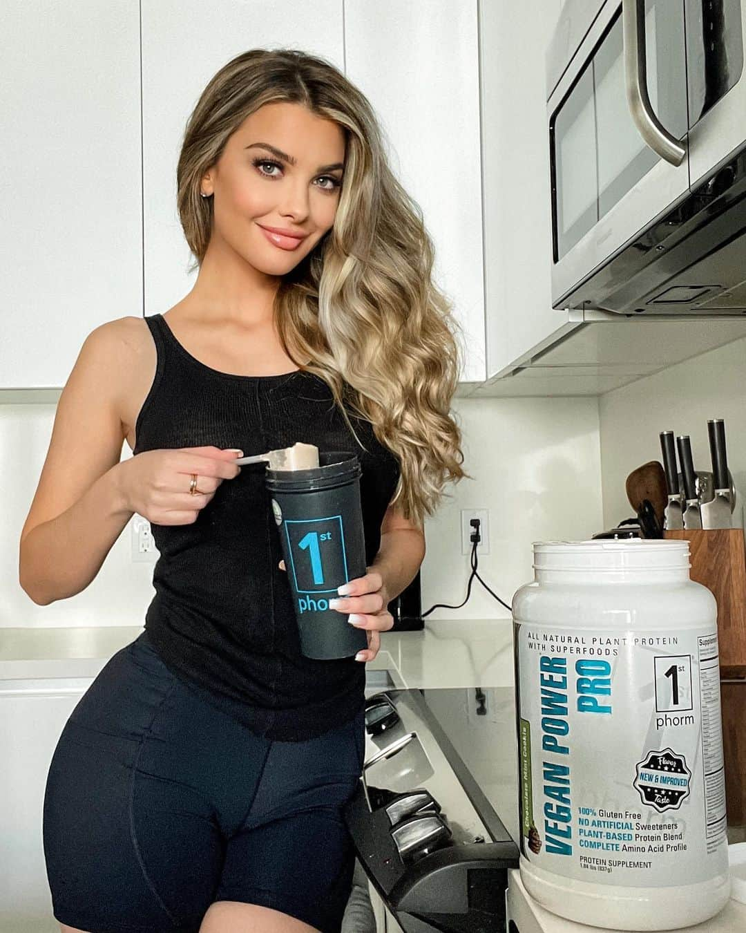 エミリー・シアーズさんのインスタグラム写真 - (エミリー・シアーズInstagram)「Good old faithful @1stphorm vegan power pro protein shakes never let me down when I need a quick breakfast or lunch! Choc mint flavour is my fave!  . By the way.. Vegan power pro doesn’t just cater to vegans it’s also great for people with lactose intolerances! . #1stPhorm #iam1stphorm #plantbased #vegan #veganprotein」2月24日 7時24分 - emilysears