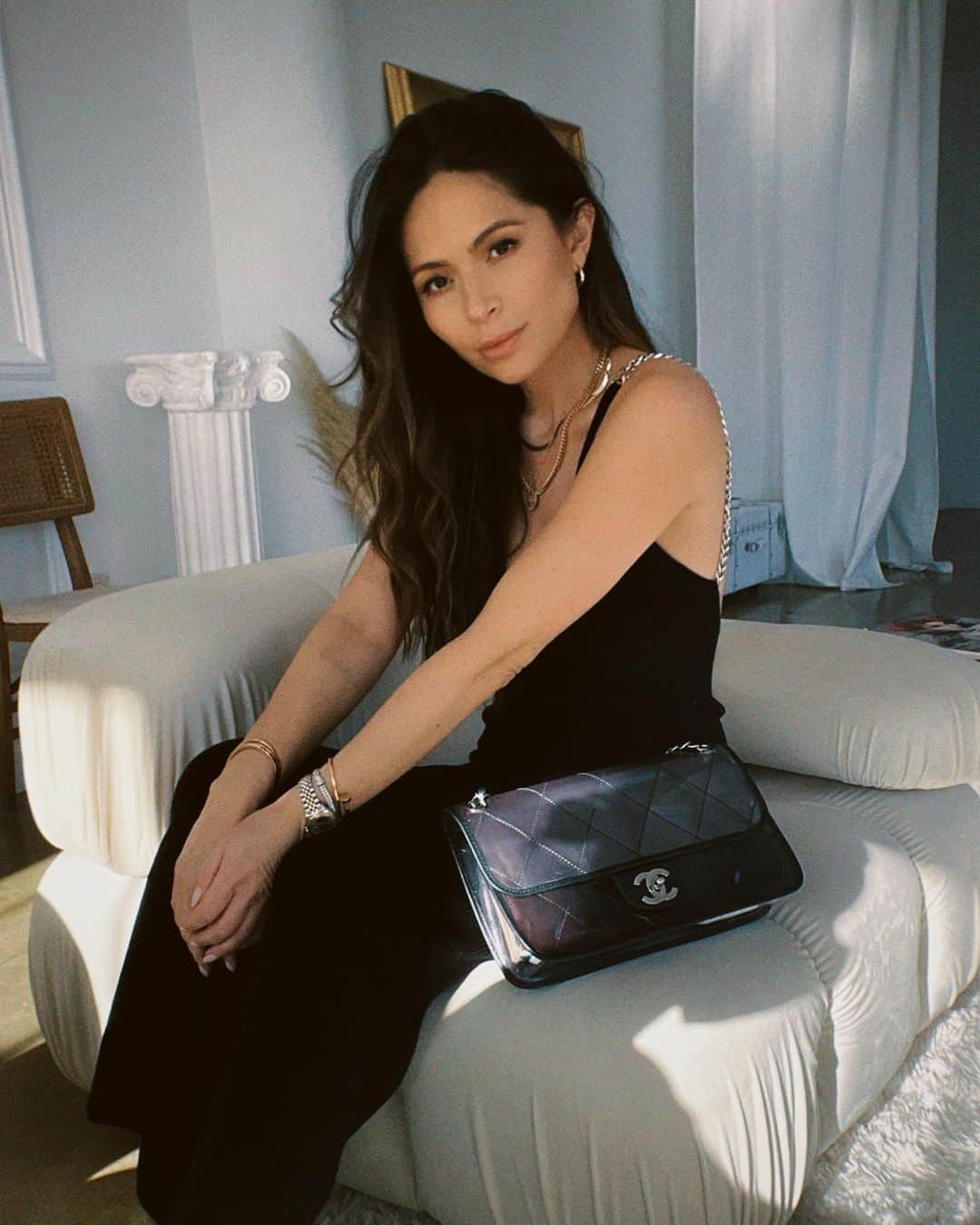 Marianna Hewittのインスタグラム：「Rotating a new bag into my wardrobe each month? Yes please! And with @Vivrelle it’s totally possible - they are a luxury accessories, members-only club to borrow designer handbags, watches + more.  You can switch items once per month or keep items for as long as you’d like starting at just $99 a month. Also, receive a $10 credit when you place your first order through the app! #VivrellePartner」