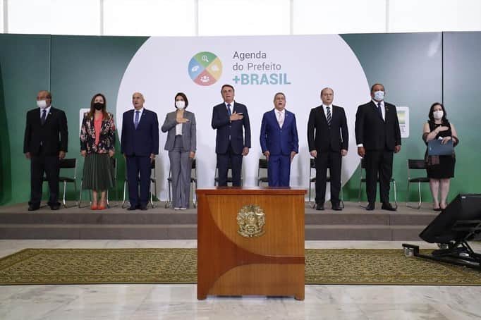 ジルマ・ルセフのインスタグラム：「🇧🇷 O Presidente Jair Bolsonaro e ministros participaram da cerimônia de lançamento da Agenda do Prefeito +Brasil, nesta terça (23). A plataforma auxilia prefeitos na gestão municipal.  📷: Alan Santos/PR」