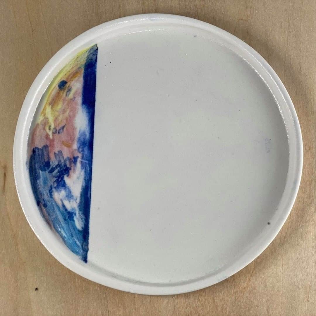 Komerco-コメルコ-さんのインスタグラム写真 - (Komerco-コメルコ-Instagram)「. 食卓を彩る #絵皿 特集  今週の特集では、かわいいものからシックなものまで １枚でも食卓が華やぐ、絵皿を集めました😊  無地のうつわもいいけれど、絵皿をうまく取り入れれば 普段のお料理をもっと美味しく楽しくしてくれます♪  ぜひ最新の特集を覗いてみてくださいね〜！  -------------------------------⁣⁣⁣⁣⁣  ▷特集は、KomercoアプリとWebサイトのホーム画面でご紹介しています。⁣⁣⁣⁣⁣ 季節やイベントに合わせてオススメしたい商品をKomercoスタッフがピックアップしています。⁣⁣⁣⁣⁣ https://komer.co/pickups/JFoEsBmjhQlfiQ9zlsTr  ▷Web版はプロフィールリンクから📲⁣⁣⁣⁣⁣ @komerco_official⁣⁣⁣⁣⁣  ▷iOS版アプリのダウンロードはAppStoreにて「Komerco」または「コメルコ」と検索🔎⁣⁣⁣⁣⁣ -------------------------------⁣⁣⁣⁣⁣  #komerco #コメルコ #cookpad #クックパッド #komercoごはん #料理をもっと楽しく #いつものいただきますを楽しく #おうちごはんを楽しもう #おうちごはん #おうちごはんlover #instafood #foodpic #cookinglove #手しごと #komerco特集⁣⁣⁣⁣⁣ #komerco特集 #komercoフード #komercoクラフト #お取り寄せ #お取り寄せグルメ⁣⁣⁣⁣⁣ #絵皿 #器 #テーブルコーディネート #柄 #染付皿 #陶器 #贈り物 #ギフト」2月24日 7時30分 - komerco_official