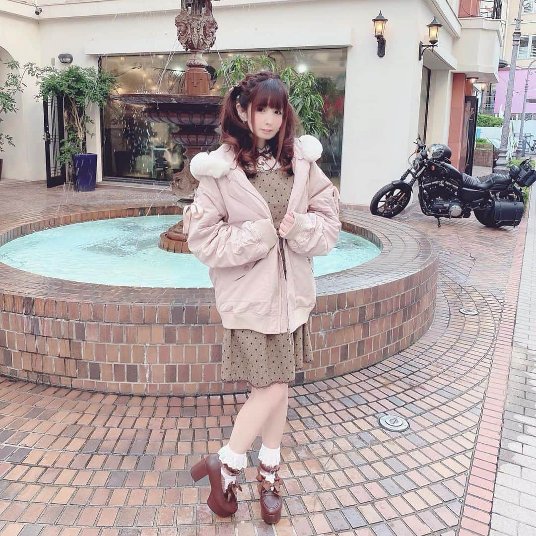 伊藤芽衣さんのインスタグラム写真 - (伊藤芽衣Instagram)「3月にはいったら﻿ そろそろまた﻿ ﻿ シークレットハニーさんの﻿ （@secrethoney_official ）﻿  MA-1﻿ が ﻿ 出番かな？♡﻿ ﻿ カジュアルにも﻿ ちょっぴりガーリーにも﻿ どちらも合わせられて﻿ とっても便利で重宝しています♡﻿ ﻿ アウターは﻿ こんな感じの優しいお色味の﻿ ぴんくが好き♡﻿ ﻿ #シークレットハニー #シーハニ﻿ #seacrethoney  #ツインテールアレンジ ﻿ #ロディスポット　#lodispotto ﻿ #ガーリーファッション　#ガーリーコーデ﻿ #ヘアアレンジ　#ツインテール﻿ #ポートレート　#ma1」2月24日 7時33分 - itoumei