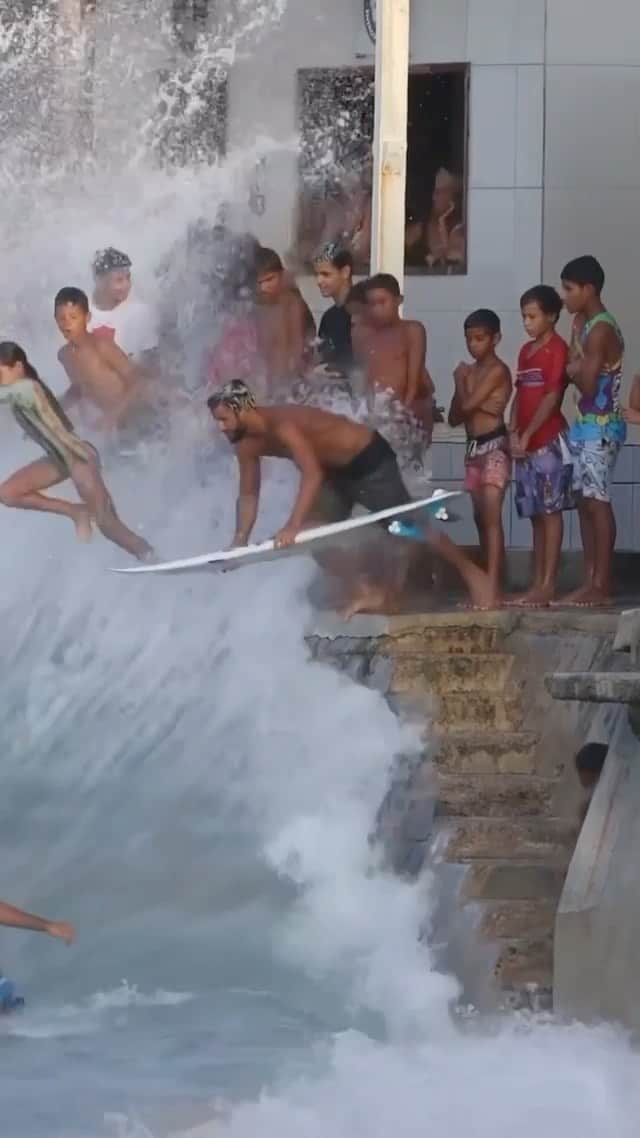 OAKLEYのインスタグラム：「King of the paredão.  Wall surfing. The objective is to catch a wave from the wall. Usually for the groms, but occasionally a world champion turns up and doesn’t want to miss out on the fun. Hold on to that feeling.  "Nossa vibe não tem pręco” @italoferreira #ForTheLoveOfSport」