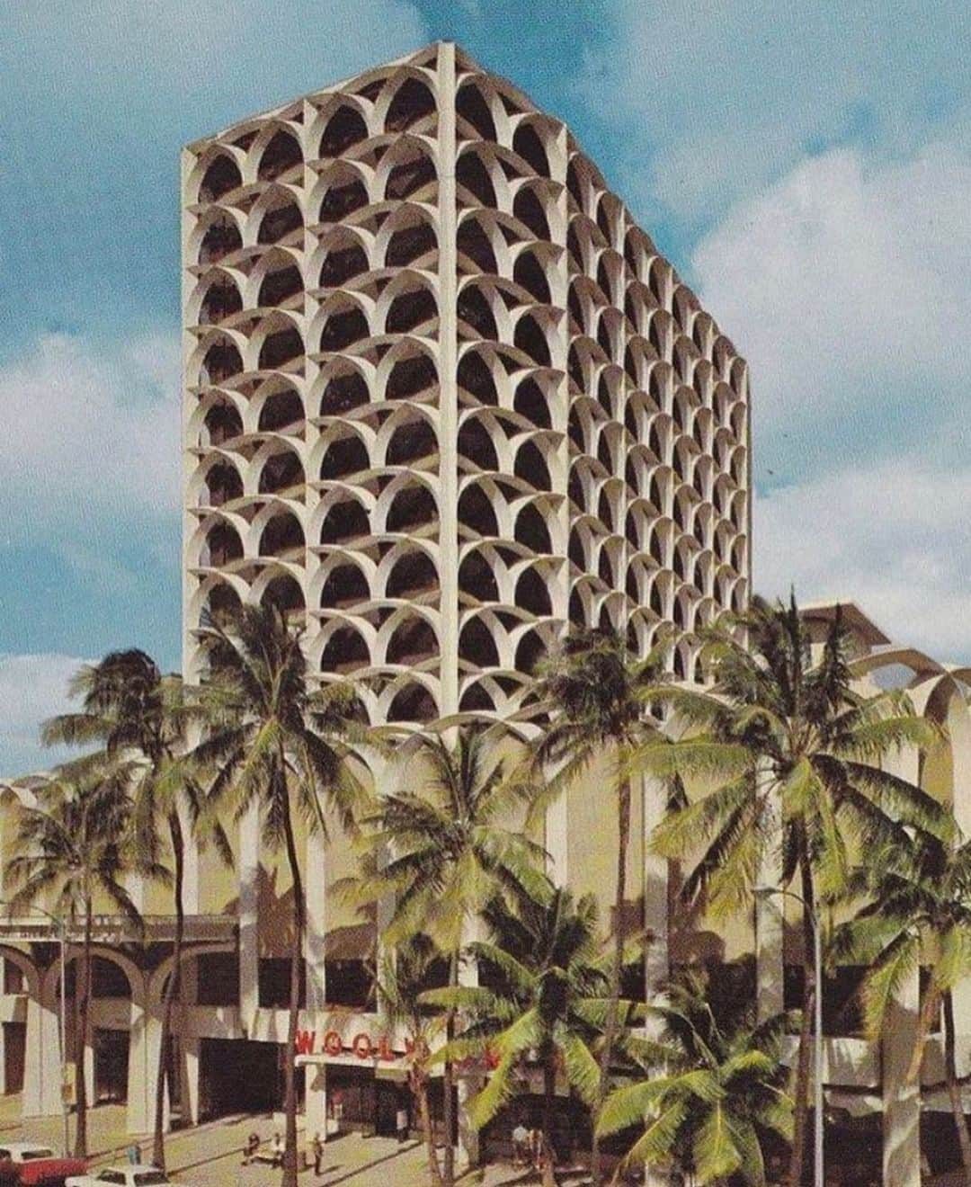 レインスプーナーのインスタグラム：「Old School Waikiki⠀﻿ Outside Woolworth’s & Bank of Hawaii, circa 1950.⠀﻿ .⠀﻿ .⠀﻿ .⠀﻿ .⠀ #hawaii #hawaiilife #soulaloha⠀﻿」