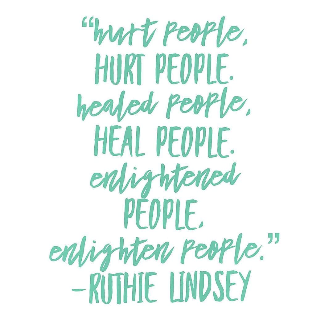 のインスタグラム：「Love this quote. 💜🙏🏽  Always good to remember that if someone is nasty or a bully that they themselves are hurting and lack the awareness (or willingness) to deal with their emotions in a healthy way.  One of my favorite tools to process emotions and help raise ones emotional intelligence is The Clarity Cleanse by Dr Habib Sadeghi. @drhabibsadeghi 💜」
