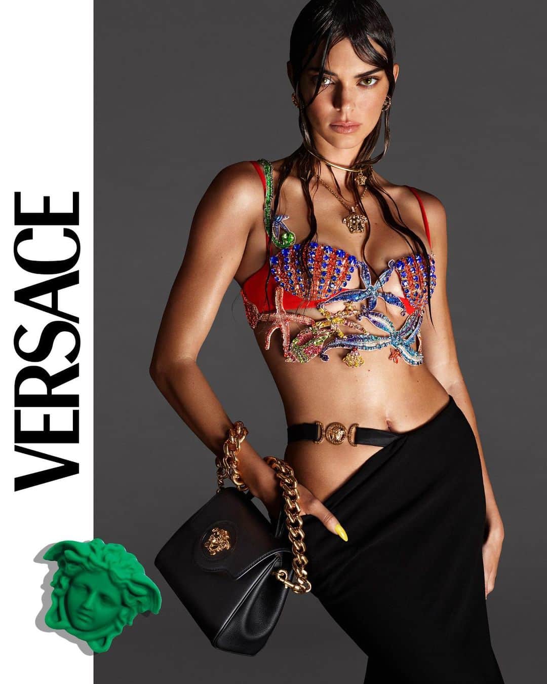 ジャンニヴェルサーチのインスタグラム：「Iconic insignia - #VersaceLaMedusa bags are adorned with a distinctive Medusa plaque. @kendalljenner is pictured with the new design.   Learn more at the link in bio. #VersaceSS21」