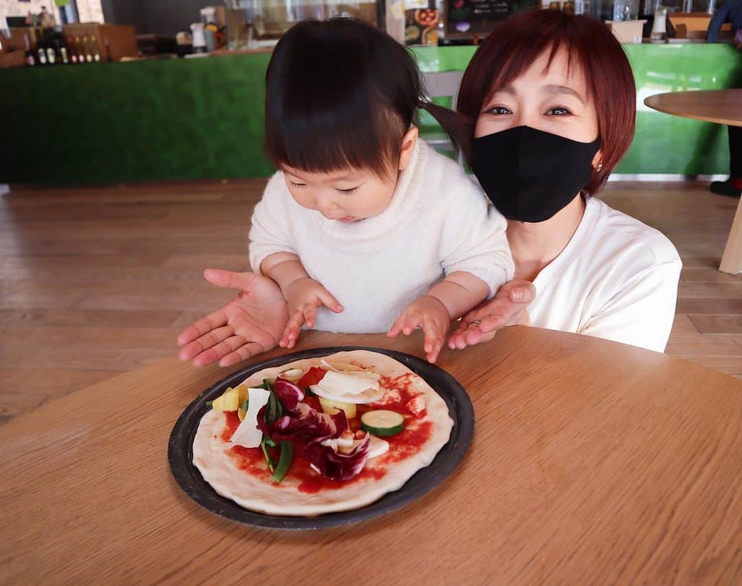 のインスタグラム：「🍕🍕🍕  昨日のピザで思い出した🙈﻿ ﻿ ちょっと前にリゾナーレ那須へ。﻿ ↑リゾナーレ大好き😂﻿ ﻿ ピザ作り体験にチャレンジ💪🏻﻿ ﻿ この時の印象からピザが好きに﻿ なったのかな🙈﻿ ﻿ とにかく楽しそうでした🥰﻿ 教えてくださったお姉さんがまた﻿ 凄く美人で優しくて🥺✨﻿ ﻿ 娘が初めて作ってくれた手料理？﻿ 人生で食べたピザの中で1番美味し﻿ かったです😭﻿ ﻿ 手伝ってもらいながらですが、﻿ 1歳の娘でも出来たので、とっても﻿ お勧めのアクティビティでした✨﻿ ﻿ ﻿ ﻿ ﻿ #tbt﻿ #japantrip ﻿ #pizza #那須旅行﻿ #家族旅行﻿ #子連れ旅﻿ #リゾナーレ那須﻿ #星野リゾート #ピザ作り﻿ #母と娘﻿ #過去pic」
