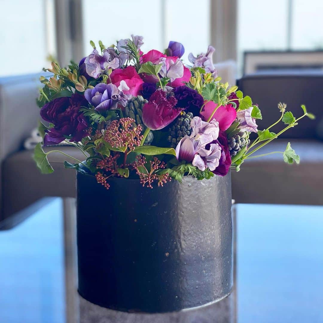 干場義雅さんのインスタグラム写真 - (干場義雅Instagram)「遅れたおめでとうを花で。「オクレテゴメン！」のメッセージと共に、誕生日プレゼントのお花が届きました。なんだかほっこり！　色も綺麗‼️ 家の中がパッと明るくなりました。こういうお花の渡し方もあるんですねぇ。ありがとうございました🙏  @yoshimasa_hoshiba  #yoshimasahoshiba  #干場義雅 @forzastylecom  #forzastyle @minimalwardrobe_official  @simplelifestyle_official  @aoyamaflowermarket  #aoyamaflowermarket」2月24日 7時50分 - yoshimasa_hoshiba