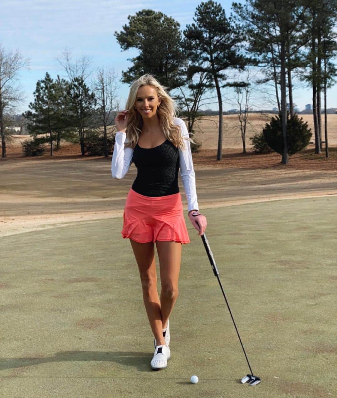 Elise Lobbのインスタグラム：「Let’s hear your funniest golf story ⛳️🤪👇🏼🤣 !!!!!!  When I was 11 I hit my tee shot next to an alligator it took it and went back in the water 😅 🐊 yes... I still remember it till this day lol  #golf #FloridaGolfProbs #prayersforbigcat 🐅」