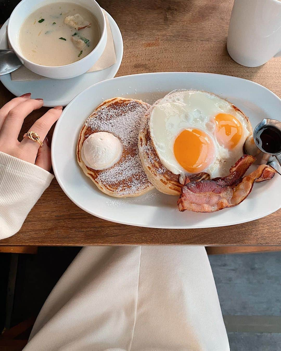 磯俣愛さんのインスタグラム写真 - (磯俣愛Instagram)「morning🍳 . . . . 私が行った時はソーセージが 売り切れちゃっててベーコンになってたの🥺 ソーセージ版食べたいのでまた行きます🥺 . . . . ストーリーズでどこのトップスですか？ って質問きたあのお洋服、実はワンピース❤︎ また全身とタグ載せますね〜❤︎ #クリスクロス#crisscross#青山カフェ #青山モーニング#モーニング#朝カフェ」2月24日 7時42分 - ai_isomata