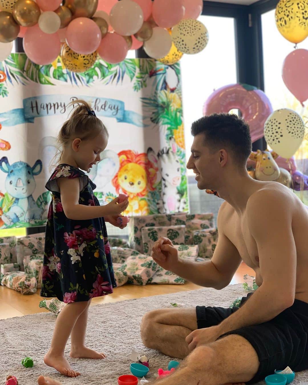 マックス・ウィットロックのインスタグラム：「Wicked day celebrating our little girls 2nd birthday 🎁🎈」