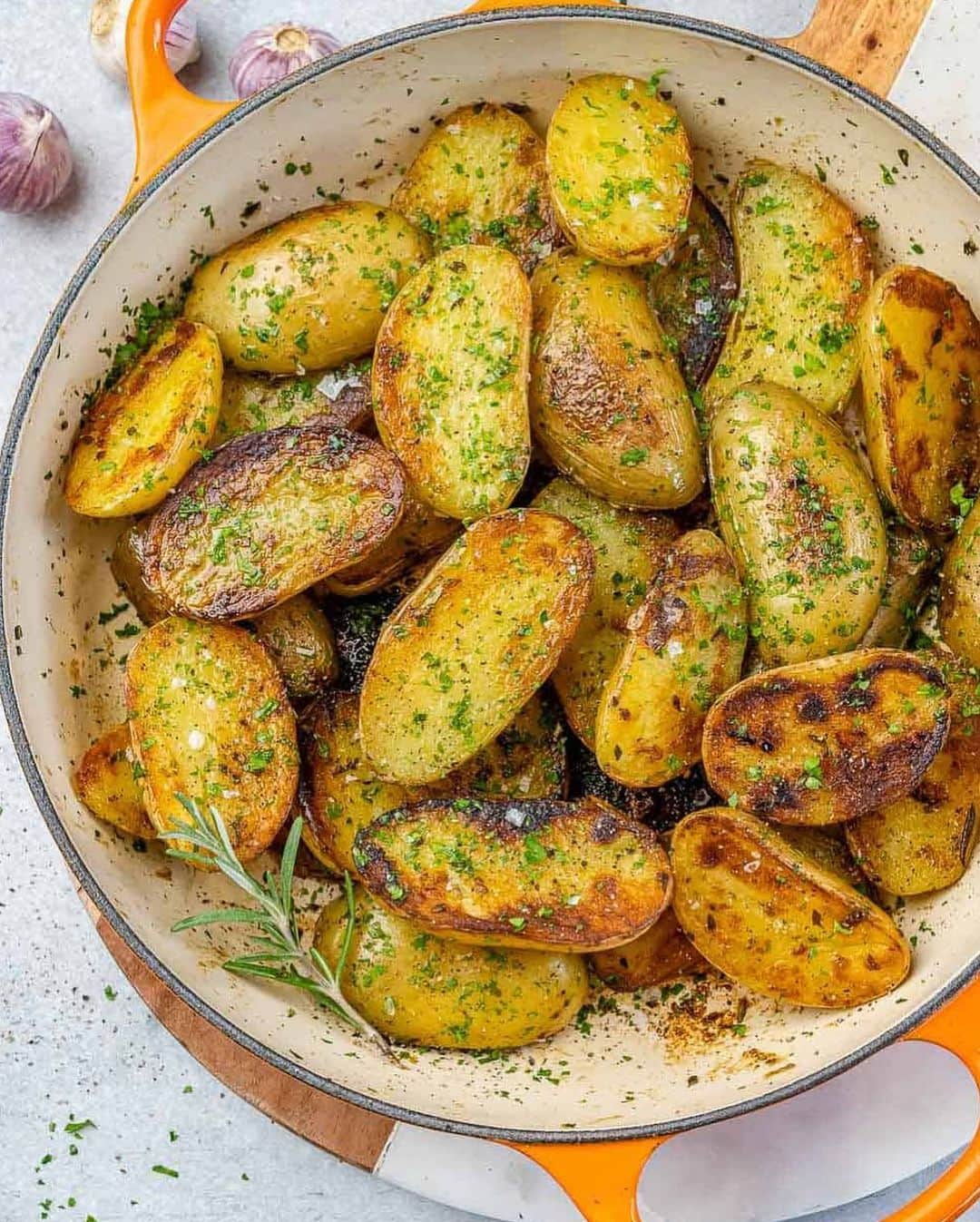 Sharing Healthy Snack Ideasのインスタグラム：「Crispy Garlic Roasted Potatoes 😍 recipe link in our bio @befitsnacks」