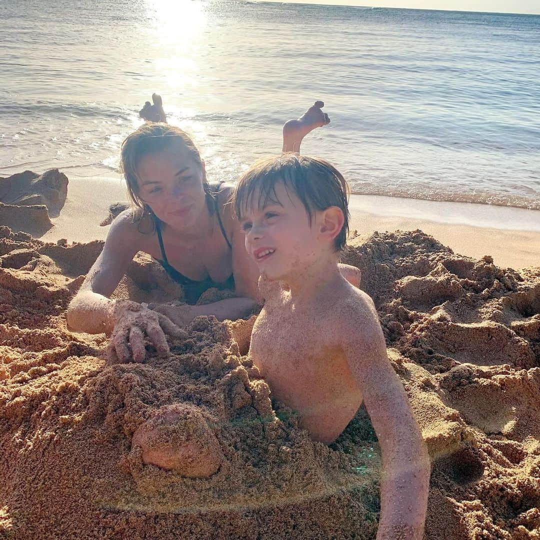 ジェイミー・キングのインスタグラム：「“But in a way you can say that after leaving the sea, after all those millions of years of living inside of the sea, we took the ocean with us. When a woman makes a baby, she gives it water, inside her body, to grow in. That water inside her body is almost exactly the same as the water of the sea. It is salty, by just the same amount. She makes a little ocean, in her body. And not only this. Our blood and our sweating, they are both salty, almost exactly like the water from the sea is salty. We carry oceans inside of us, in our blood and our sweat. And we are crying the oceans, in our tears.” - Gregory David Roberts」
