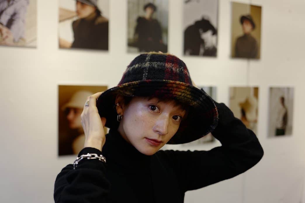 高山都さんのインスタグラム写真 - (高山都Instagram)「キジマさんの帽子は、とにかく被りやすくって、頭にすぽっと違和感なく馴染む。 お気に入りすぎて、この冬は週に2〜3回はかぶっていて、色違いでコンプリートしたくなったカシミアのキャスケットは、次の秋冬はグレーと黒を。 他にも色々オーダーしちゃった。 素敵なものづくりに触れられる時間、ワクワクします。 @nahokotakahashi 📸 キジマさん、なぽりん、いつも優しくアドバイスくれてありがとう。」2月24日 7時51分 - miyare38