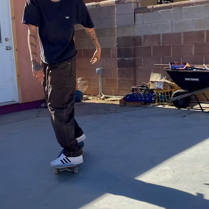 ジェニファー・ソトのインスタグラム：「In the ABQ sun 🌞 w/ @sam.narvaez_ @mariahduran_ #iloveskateboarding #skatewithfriends #skateeveryday #thank #you #skateboarding #for #being #you」