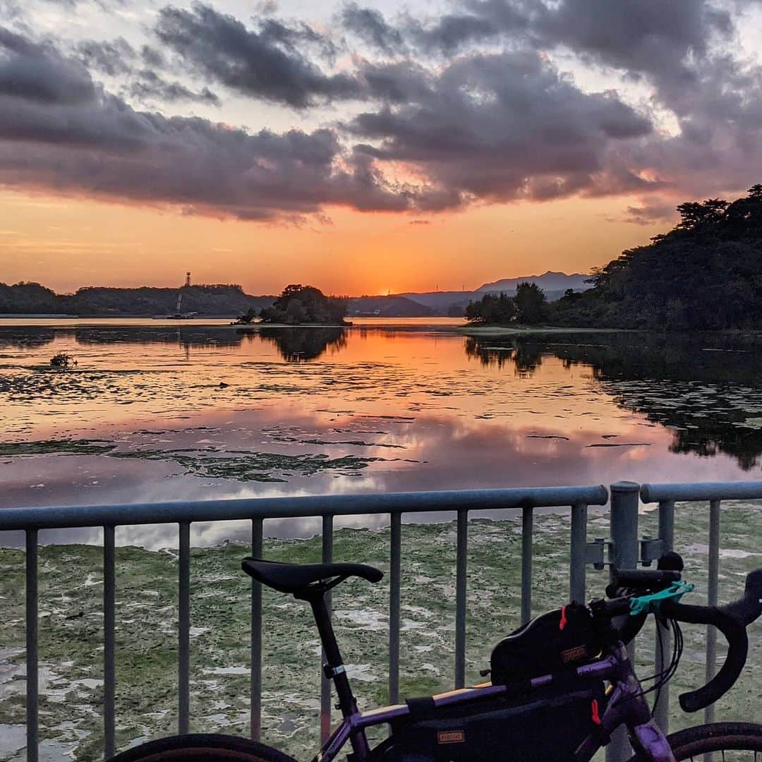 山下晃和のインスタグラム：「【BIKE&CAMP】Beautiful Okinawa Sunset.  #bikeandcamp #自転車キャンプツーリング #自転車キャンプ #bikeandcamp #touring #bikepacking #輪行 #旅 #travel #CAMP #キャンプ #沖縄 #Okinawa #グラベルロード #GRAVEL #自転車 #bicycle #旅自転車 #自転車旅 #旅サイクリスト #ninjatent @paagoworks.official @cannondalejapan @ridecannondale  #ridetopstone #topstone @restrap #sunset」