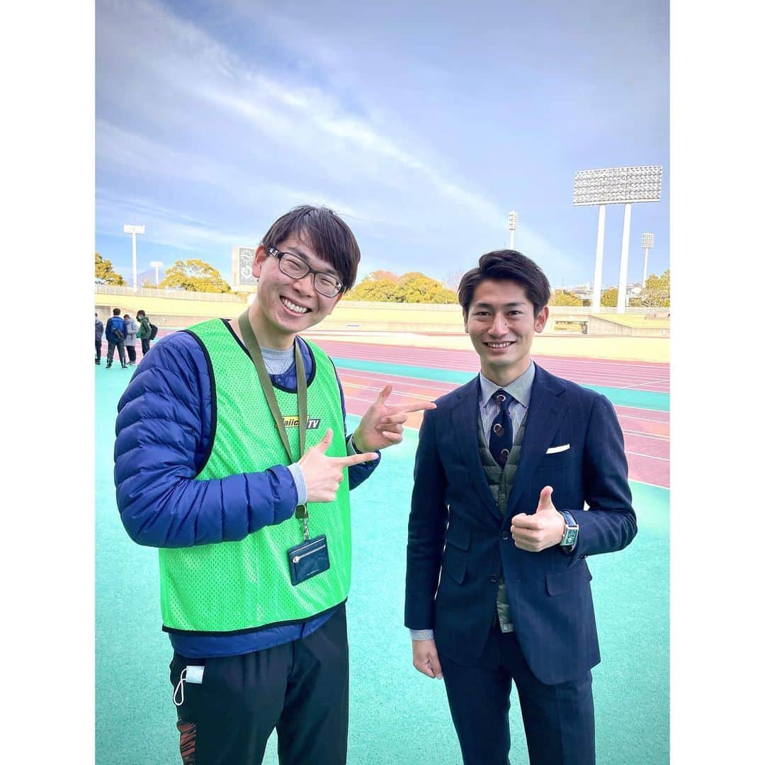 須藤駿介さんのインスタグラム写真 - (須藤駿介Instagram)「. 高校サッカー新人大会決勝 静岡学園vs藤枝東 伝統校同士の一戦は かなり熱い試合でした。 2-0で静学が勝利を収め 新人戦16度目の優勝！！  そして、私自身 地上波初の実況でした。 んー悔しい。 課題だらけのデビュー戦です。 それでも、出し切った自負はありますし 更なる努力をします🔥  解説の鈴木啓太さんは 的確なコメントさらに 「サッカー」という議題を 一緒に考えられた時間は 本当に有意義な時間でした。 ありがとうございました！⚽️  そして！ 男性アナウンサーチーム 団結しながらの新人戦。 不安だらけの私のメンタルを 和やかな雰囲気で 毎回上げてくれます笑 初めての両ベンチ前のリポート振り 「硬いよ！硬い！！」めちゃイジられました😂  最優秀賞はバモス山本D！！ 設営から現場仕切り、さらにV割、編集と 本当にお疲れ様でした！！🔥 一つ上の先輩で 普段から仲良く話してますが 互いに高め合う あの雰囲気は好きですよ😎  今年、100回目を迎える 「高校サッカー選手権」 高校生の熱い1年が始まりました！！ . #高校サッカー新人大会 #静岡県大会 #静岡学園 #藤枝東 #解説は #鈴木啓太　さん #ベンチリポ #伊藤薫平　アナウンサー #松原大祐　アナウンサー #サブアナ #秋元啓ニ　アナウンサー #伊藤久朗　アナウンサー #ディレクター #山本D #バモス #須藤駿介 #疲れすぎて笑い方忘れた🤣 p.s. 実はこの草薙陸上競技場は 初ベンチリポの地でした。 そこで、初実況が出来たのも 何かの運命でしょうか😂 その時ももちろん 母校「静岡学園」の試合でした！」2月24日 7時59分 - sudo_shunsuke