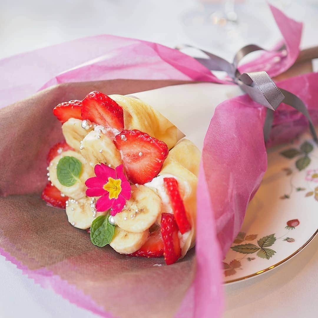 4meee!さんのインスタグラム写真 - (4meee!Instagram)「【テイクアウト】クレープで作る「食べるブーケ」💐﻿ ﻿ ﻿ 大阪府福島駅近くにあるクレープ店「Maison de La Crepe」では﻿ ﻿ 花束みたいに可愛らしい苺×バナナのクレープ「フレーズ バナーヌ ブーケ」が食べられます💐﻿ ﻿ ﻿﻿ 中は3つの小さなクレープに分かれていて、あれもこれもと楽しめる♡﻿ ﻿﻿ ﻿ ﻿ ﻿ ﻿﻿ 【INFORMATION】﻿﻿ 店名▶Maison de La Crepe(メゾン ド ラ クレープ)﻿﻿ 住所▶大阪府大阪市福島区福島7-22-17 BRAVI福島3F﻿﻿ アクセス▶福島駅から徒歩7分﻿ 営業時間▶11時30分〜21時﻿﻿ ※緊急事態宣言中は20時まで﻿﻿ 定休日：不定休﻿﻿ ﻿﻿ ﻿ ﻿﻿ ﻿ Thankyou🎀﻿﻿﻿ ﻿ @tabemastagram ﻿ ﻿ ﻿ ﻿﻿﻿ 流行りのアイテでムやスポットには　@4meee_com をタグ付けして投稿してください🎀﻿﻿﻿﻿ .﻿#4MEEE#フォーミー#アラサー女子#女子力向上﻿ #maisondelacrepe #メゾンドラクレープ #クレープ #クレープ屋さん #クレープ専門店 #クレープ好きな人と繋がりたい #クレープ好き #クレープ大好き #crepe #インスタ映え #インスタ映えスイーツ #インスタ映えカフェ #福島カフェ #福島スイーツ #大阪カフェ #大阪グルメ #大阪スイーツ #大阪スイーツ巡り #大阪スイーツ部 #フレーズバナーヌブーケ﻿ ﻿﻿ ﻿」2月24日 7時54分 - 4meee_com