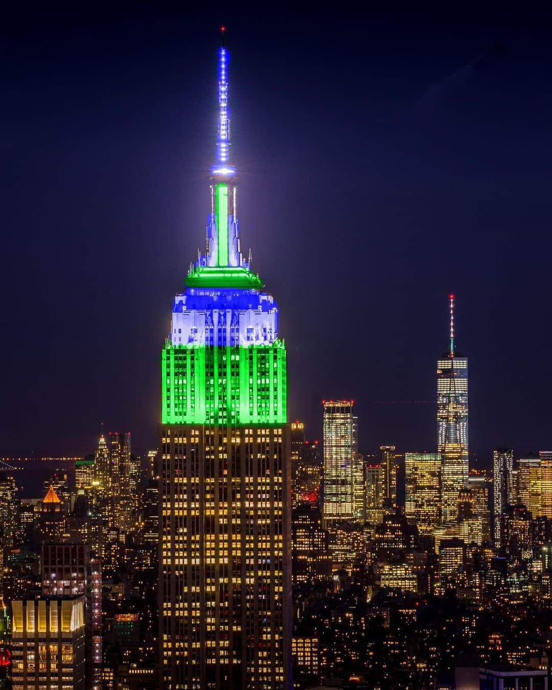 Empire State Buildingのインスタグラム：「Shining green & blue in honor of National Eating Disorders Association Awareness Week with @neda this evening. #NEDAwareness #EmpireStateBuilding」